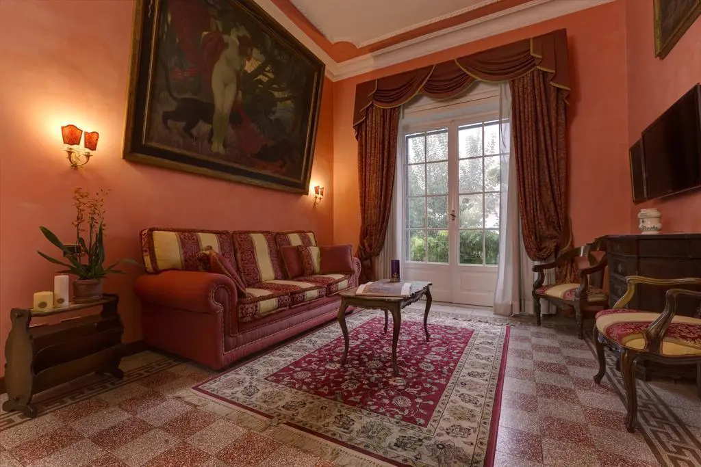 Lobby & Reception