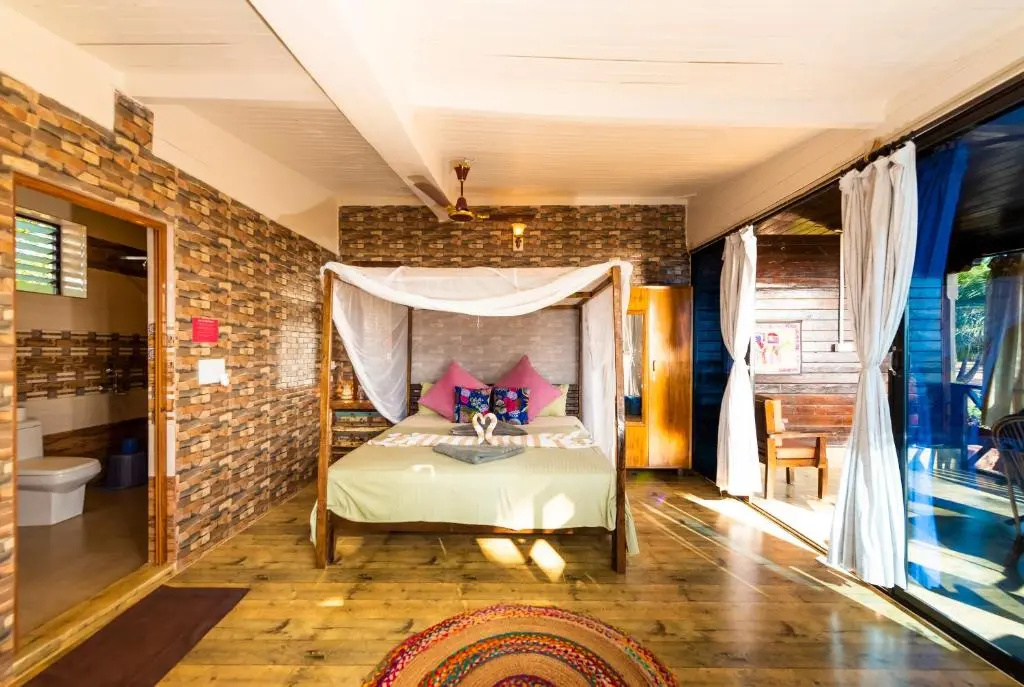 Luxury room with partial sea view