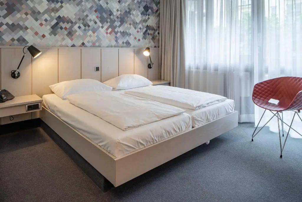 Business Double room (full double bed)