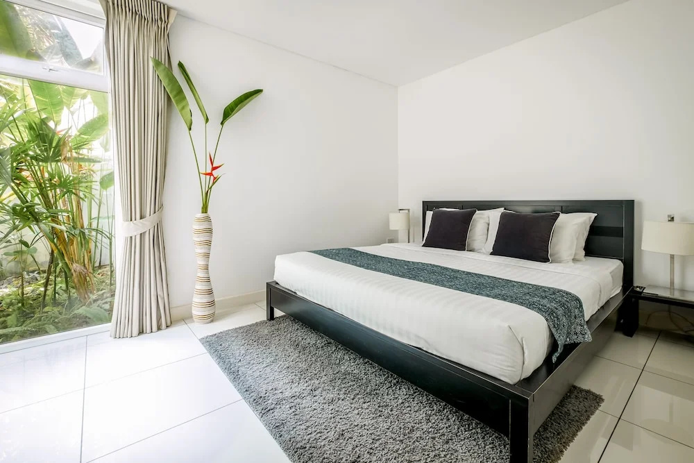 Deluxe Basement Suite with balcony