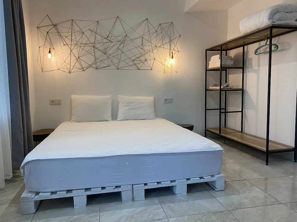 Standard Triple room with courtyard view