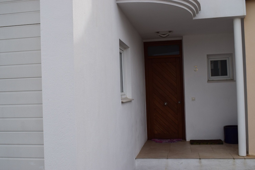 388-casa moderna con piscina y amarre
