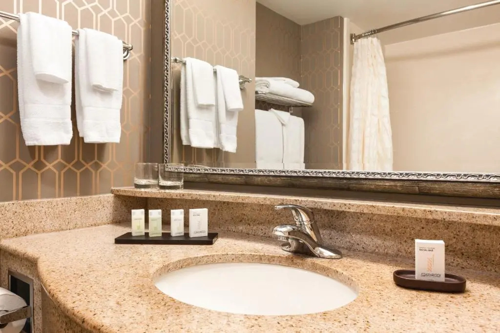 Embassy Suites Louisville East - Chambres