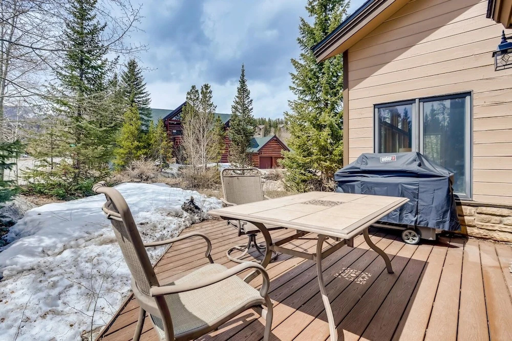 Perfect For Your Family Vacay With Yard, Hot Tub & Pet Friendly! 5 Bedroom Home by RedAwning