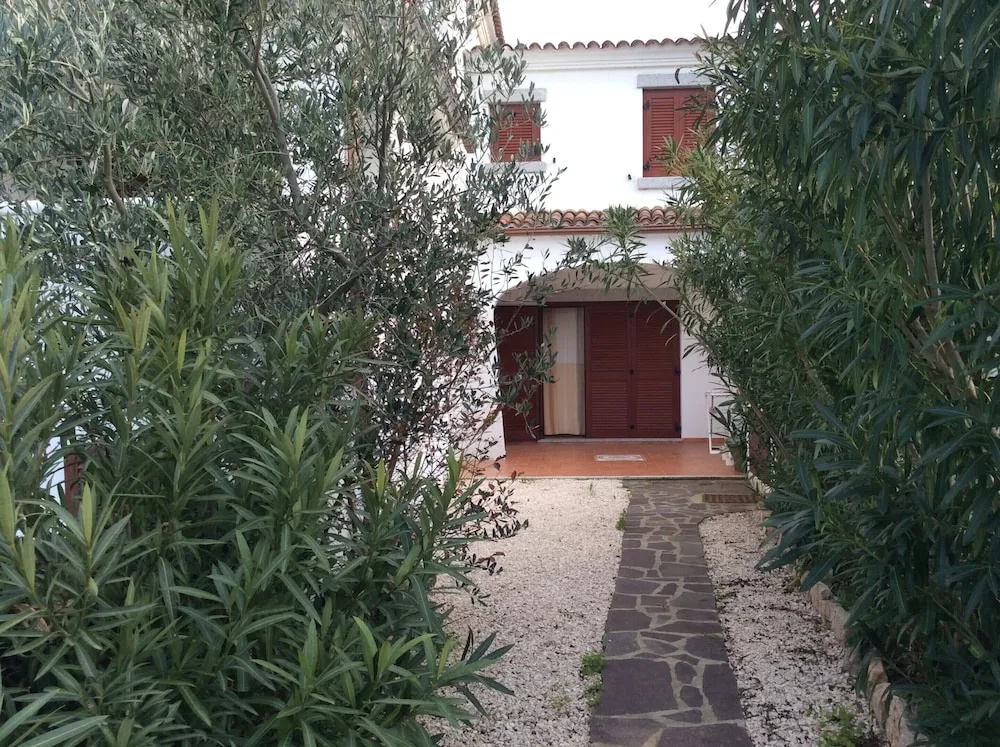 Inviting Holiday Home In Loiri With Swimming Pool Near Sea