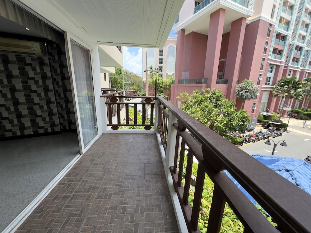 Spacious 2BR Condo - 3 Balconies & Green Views