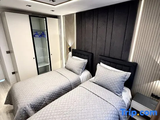 Fully furnished 2+1 luxury apartment with sea view.