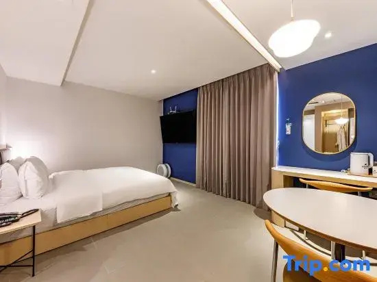 Deluxe Double room (full double bed)