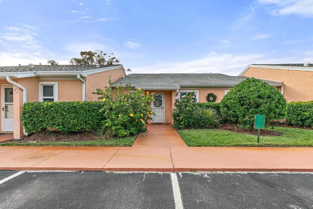 Island Oasis - 3br 2ba - steps to the ocean!