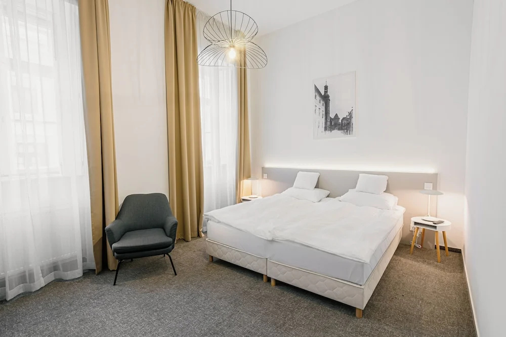 Hotel Benedict — 2