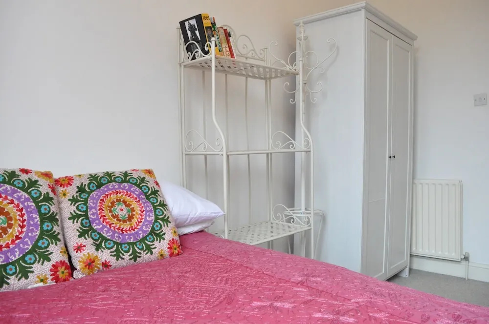 Bright 2 Bedroom Flat in Great Location