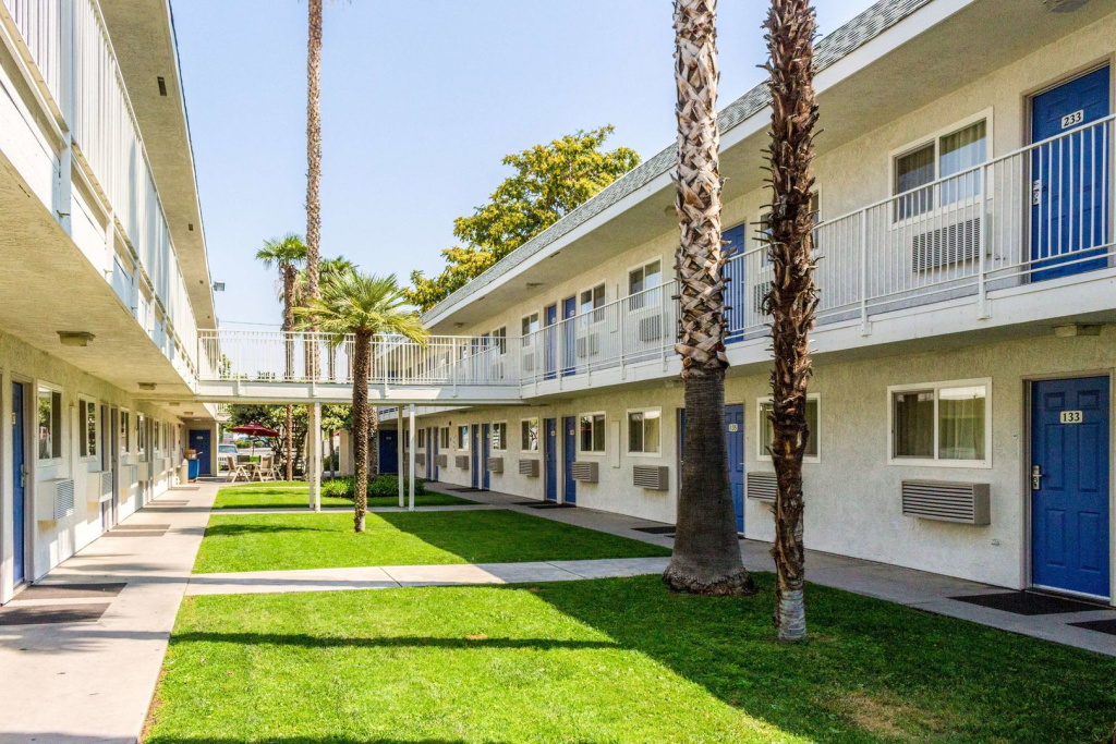 Motel 6 Bakersfield, CA - East