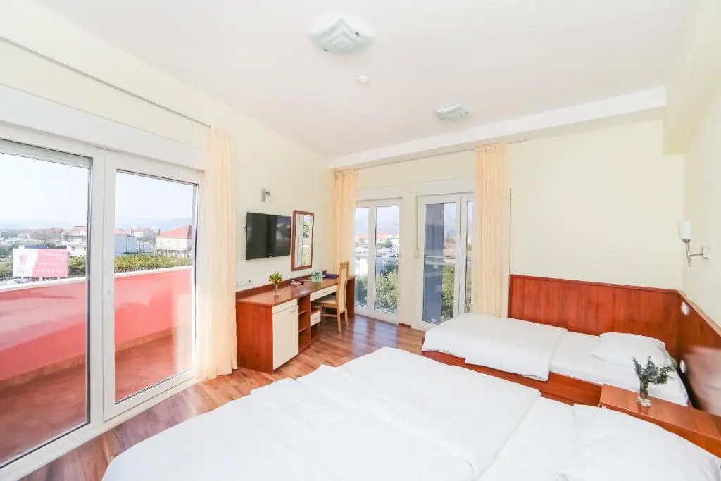 Hotel Merlot - 2