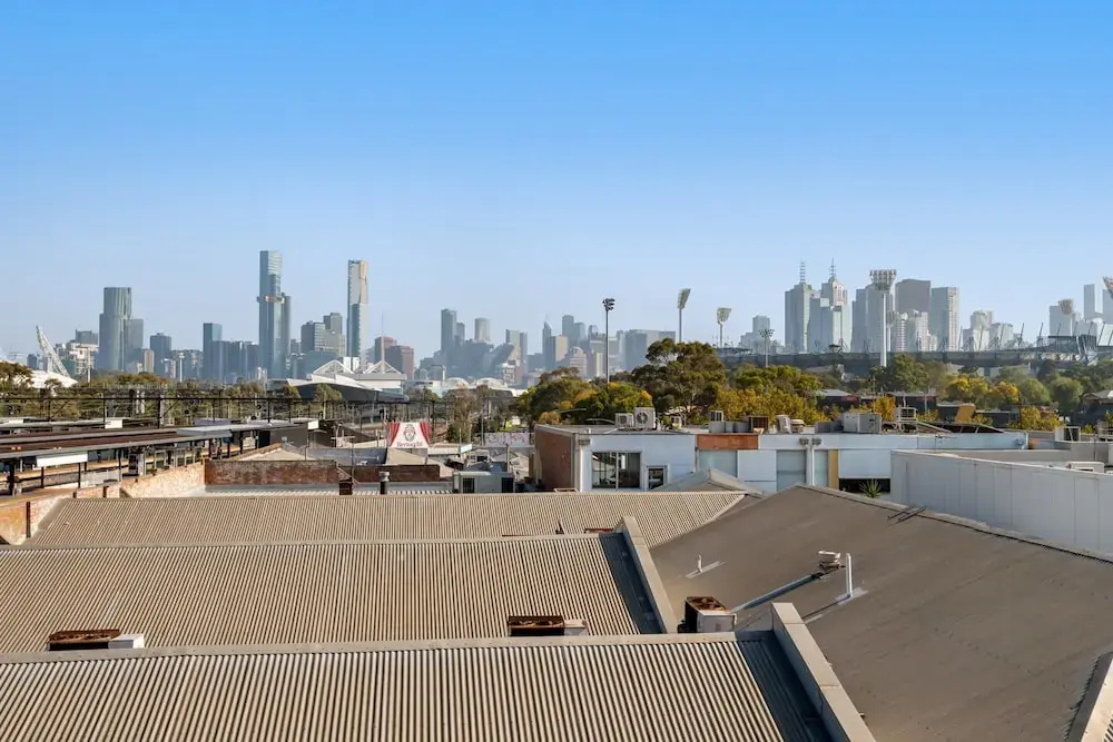 Modern 1-bed, City Skyline Views & Close to Shops