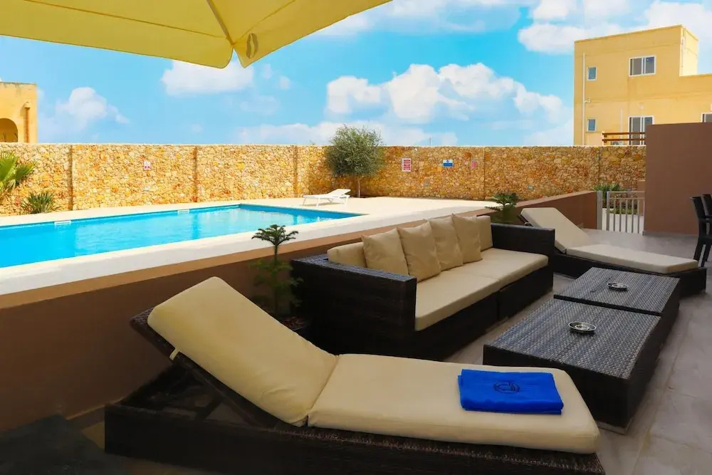 Comfortable Home With hot tub and Communal Pool