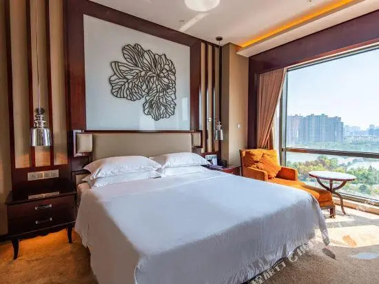 Deluxe Suite with lake view