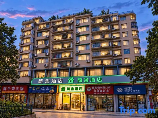 Jianshe Hotel (Guangzhou Pazhou Exhibition Chigang Metro Station Branch) in Guangzhou