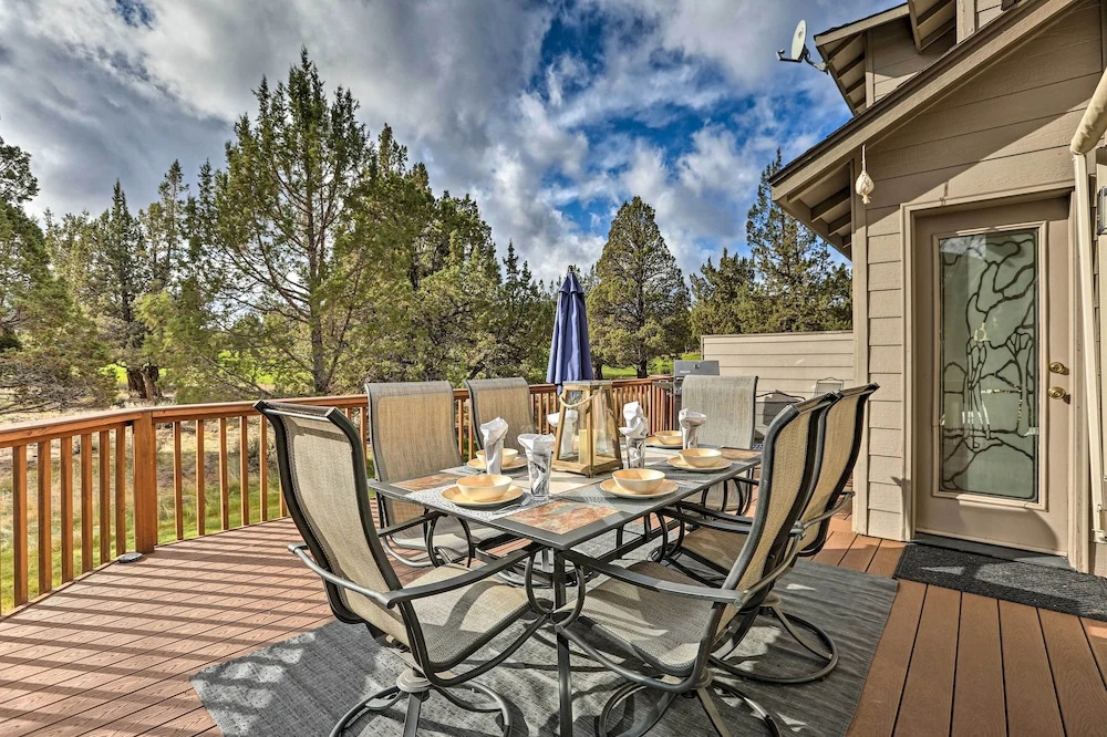 Idyllic Redmond Townhome w/ Furnished Deck!