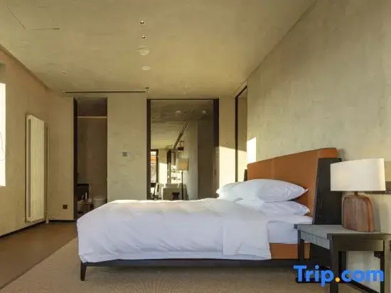 Double Suite with courtyard view (full double bed)