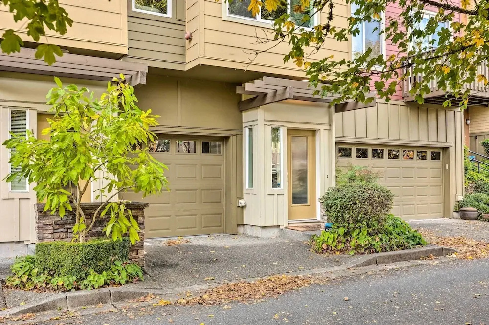 Walk to Local Shops & Eats! Quaint Issaquah Home