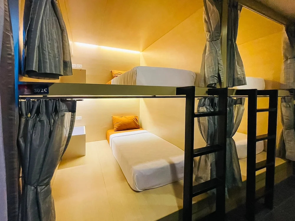 Кровать в общем номере в Rabbitel Phuket