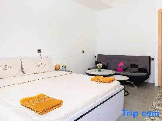 Deluxe Double room with balcony (full double bed)