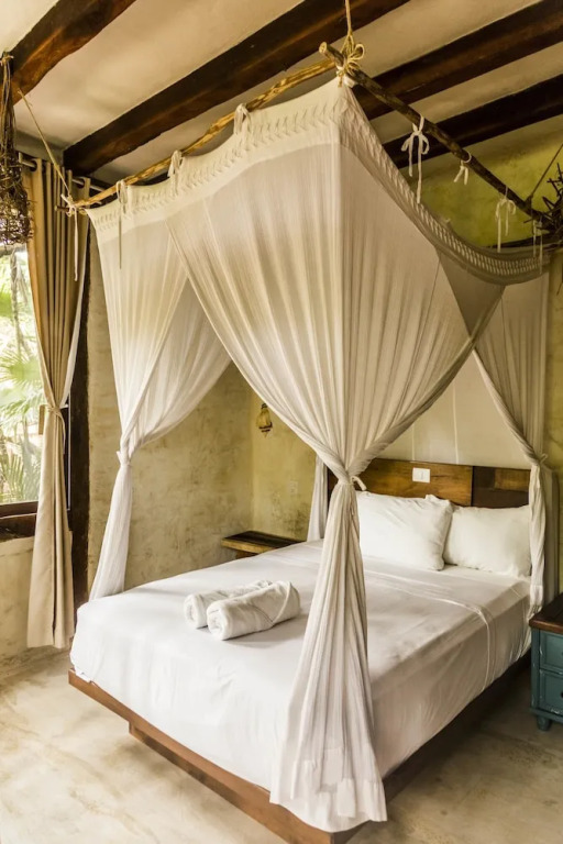 頂級雙人套房，設有陽台及大床