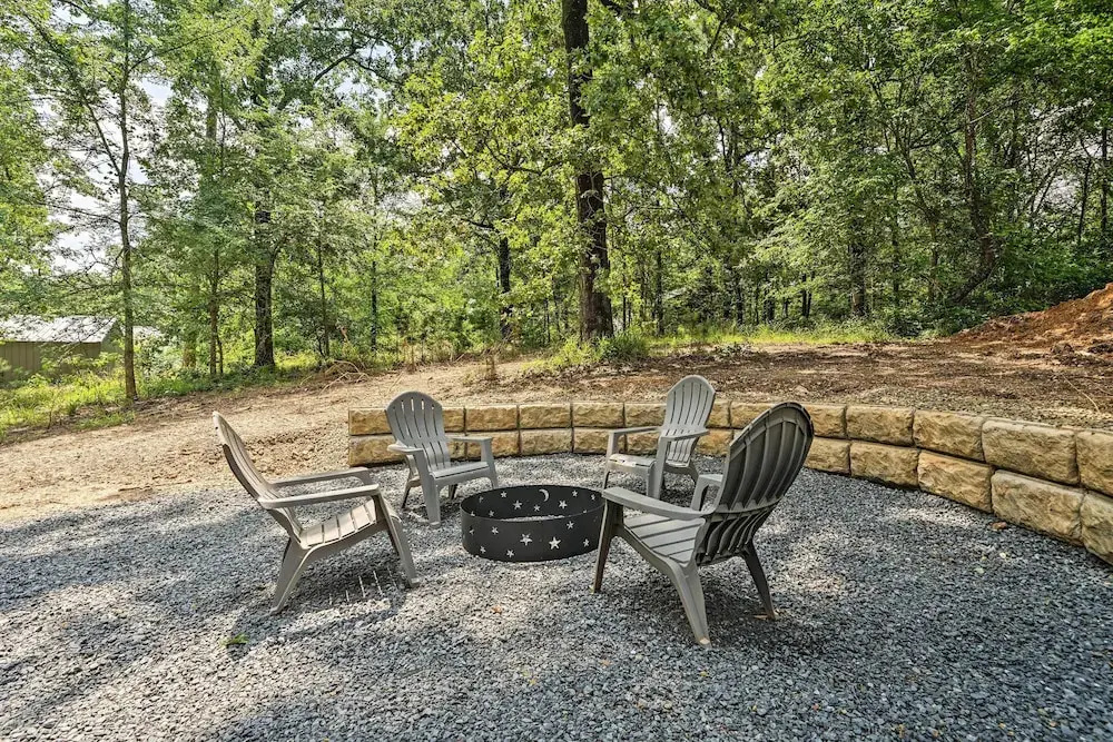Stylish Cabin by Beavers Bend: Hot Tub & Fire Pit