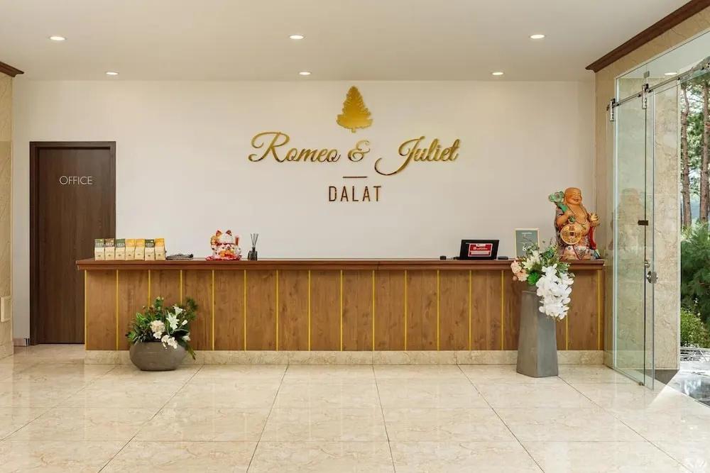 Lobby & Reception