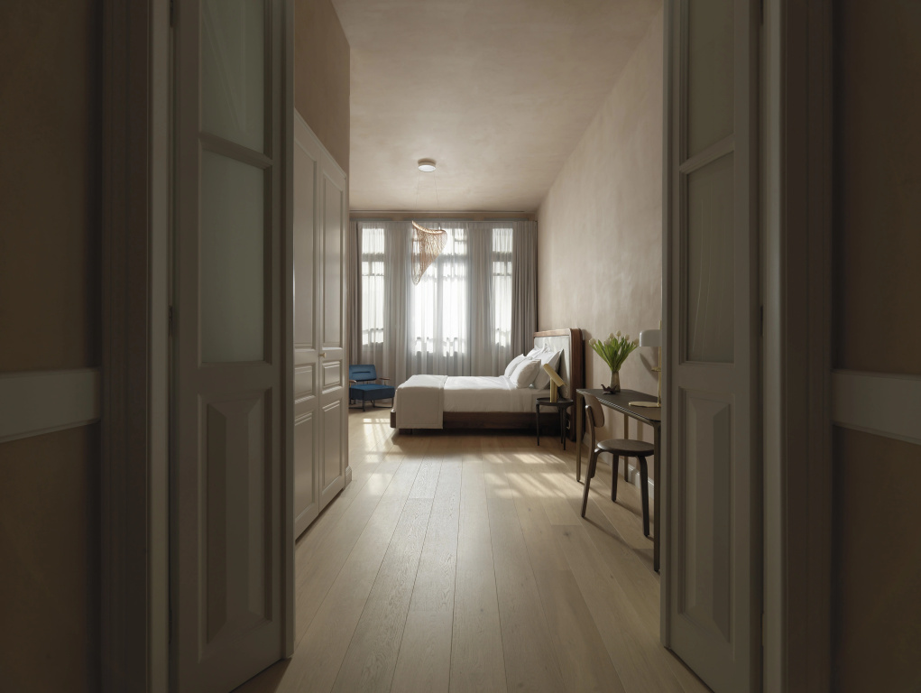 Suite with city view