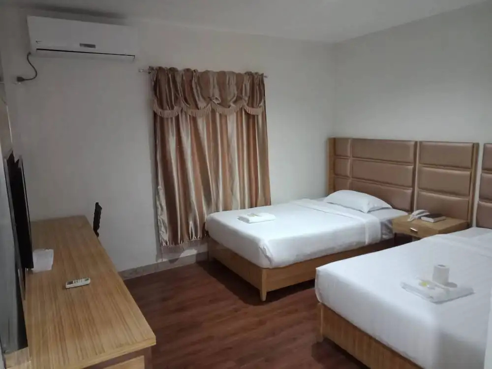 Meaco Royal Hotel Tabaco