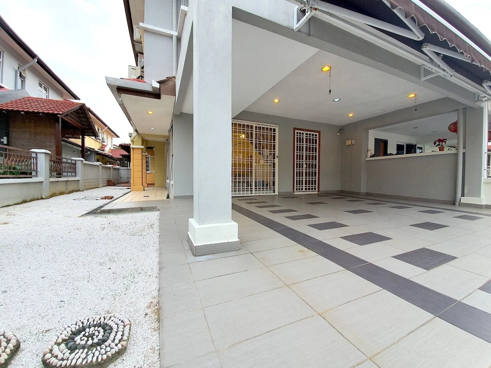 Kota Kemuning Private House by BeeStay
