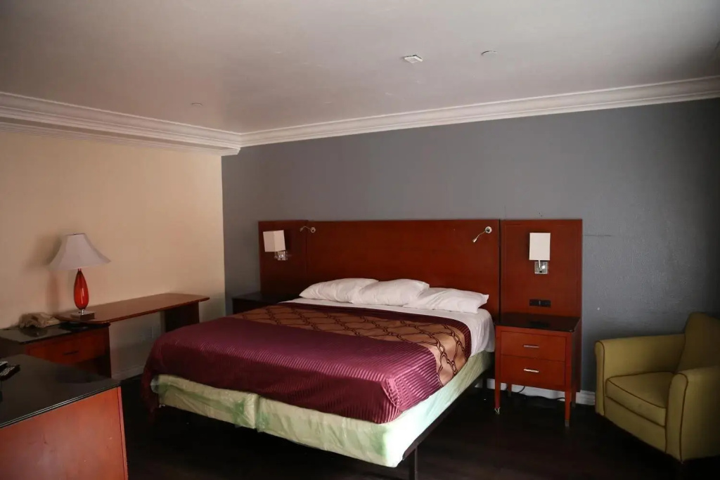 Chateau Inn and Suites — фото