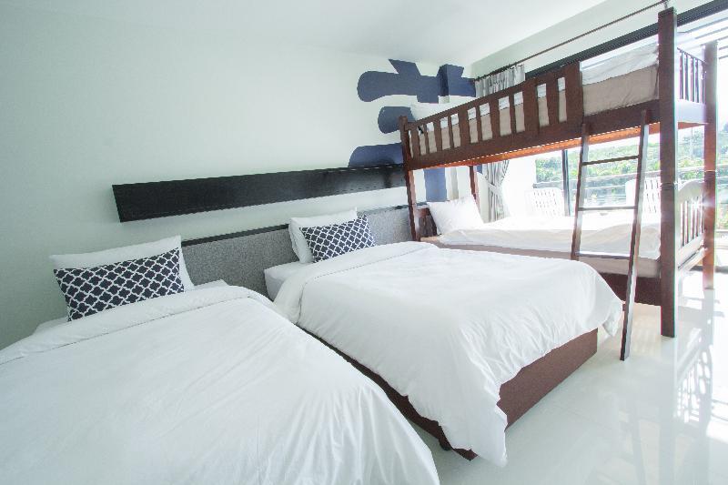 Четырёхместный номер Deluxe в Baba House Phuket Hotel