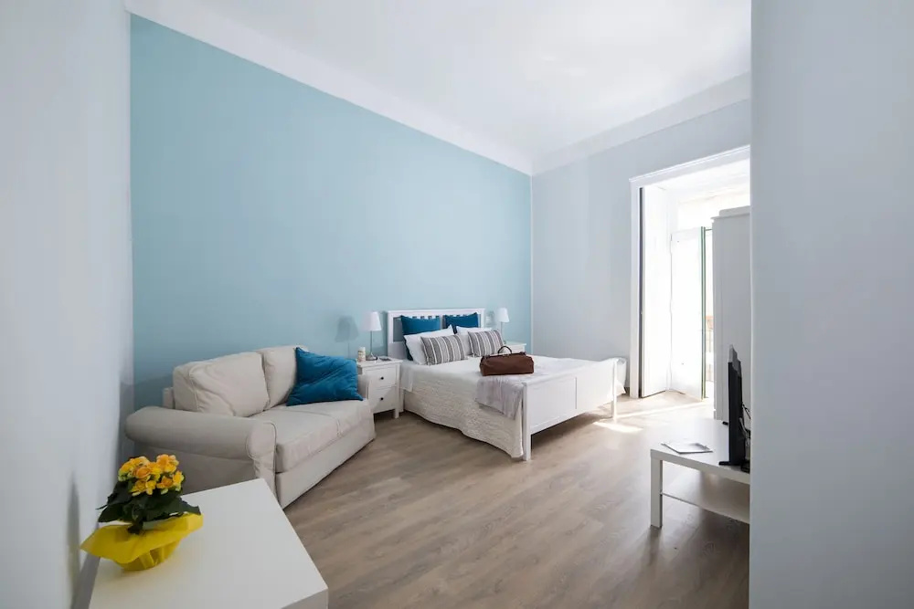 1 Bedroom Standard Family room with balcony and with city view