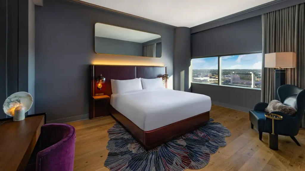 1 Bedroom Superior Double Suite with lake view (full double bed)