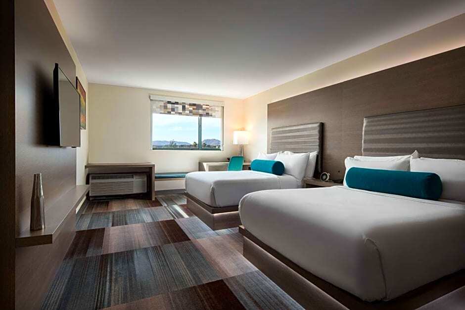 Четырёхместный номер Standard с видом на бассейн 2 отдельные кровати в Aloft Scottsdale