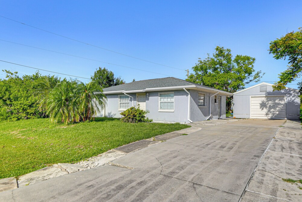 7 Mi to Beach: Cozy Home w/ Yard in Englewood!