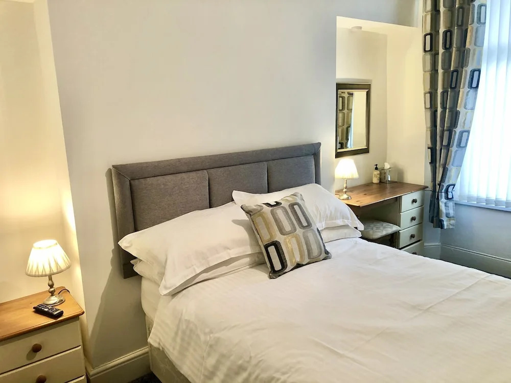 四人家庭套房，配有大床一張