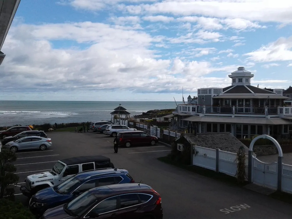 Standard Double room with partial ocean view (full double bed)