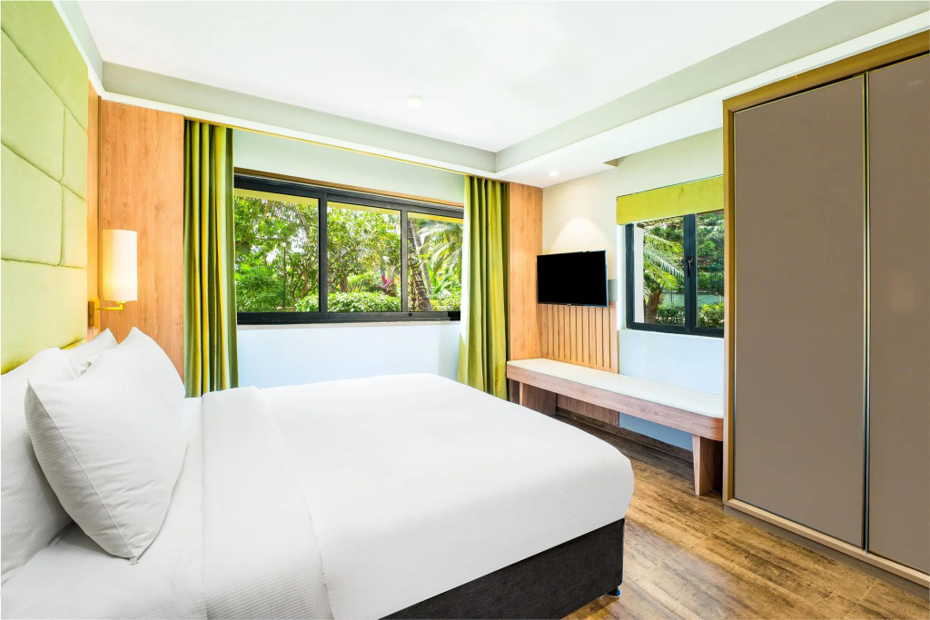 Deluxe Suite with pool view