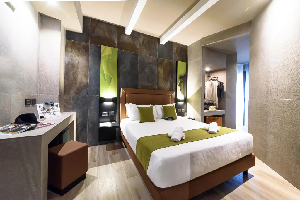 Double room (full double bed)