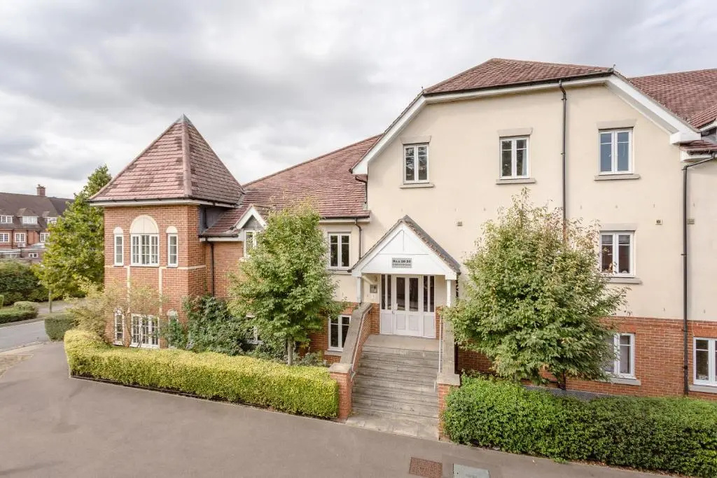Luxury Hitchin Apartment, Great Town Centre Location - With Parking