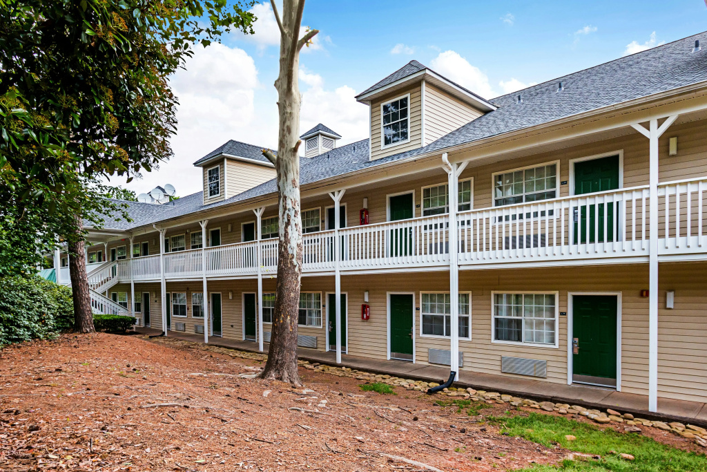HomeTowne Studios by Red Roof Atlanta - Lawrenceville
