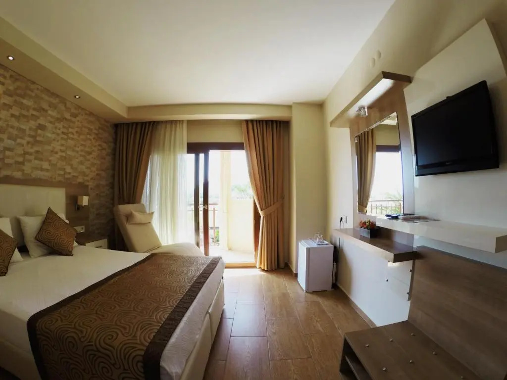 Superior Double room with partial sea view (full double bed)