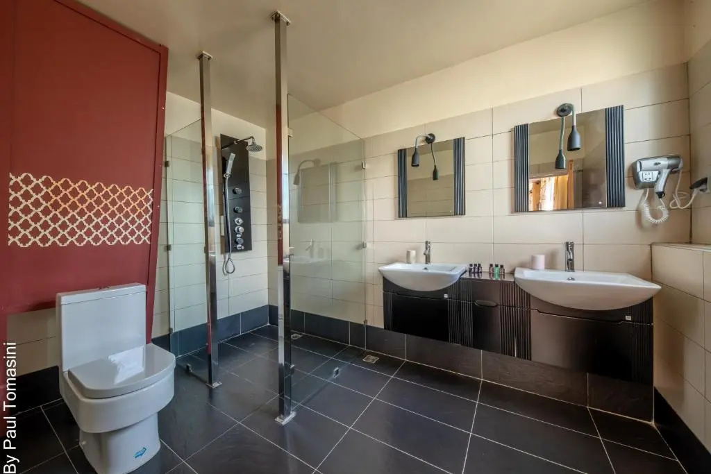 Standard Triple room with city view