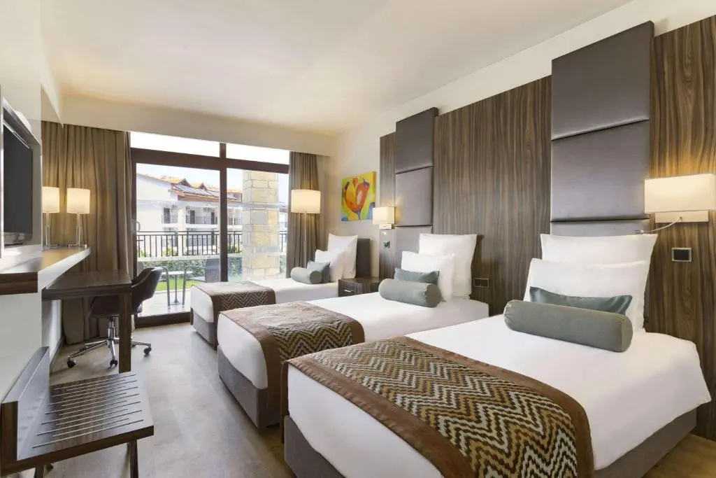 Standard Triple room with land view