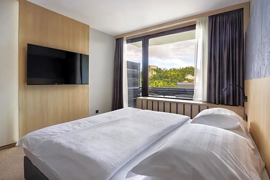 Double room with lake view (full double bed)