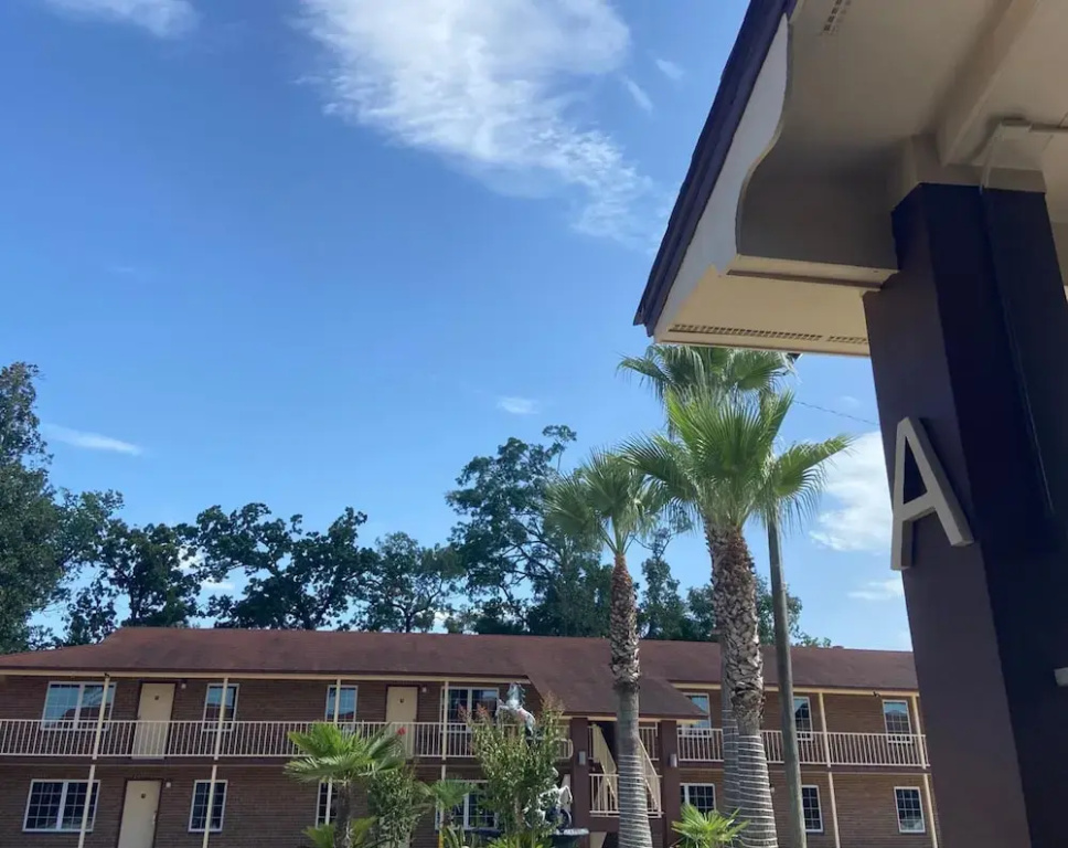 Savannah Inn and Suites