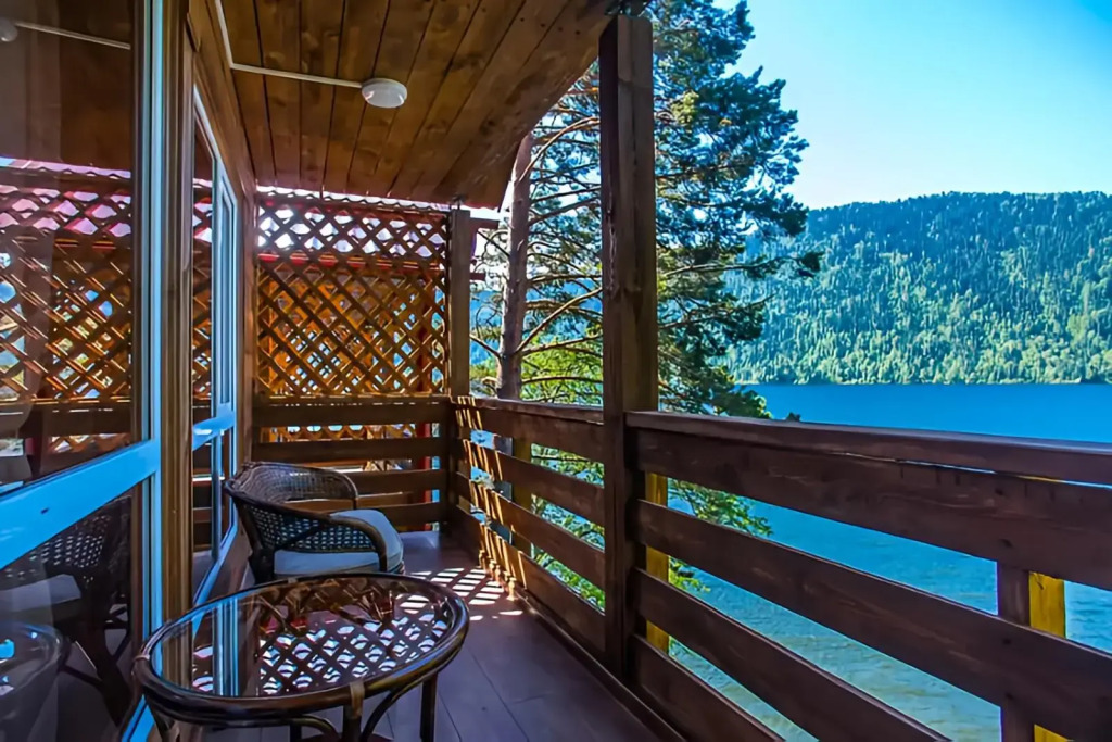 Коттедж с балконом и с видом на озеро в Горное озеро